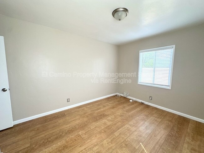 Building Photo - 10918 Dalwood Ave