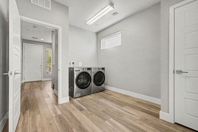 Building Photo - Modern Loft-Style Home Minutes from the Strip