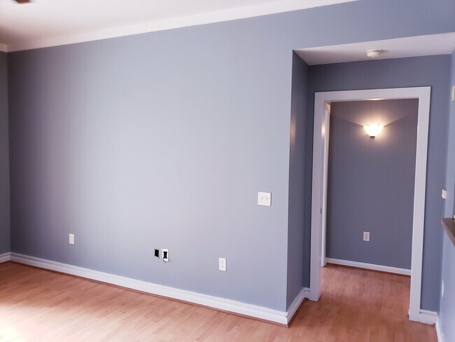 Building Photo - 1 bedroom condo conveniently located in up...