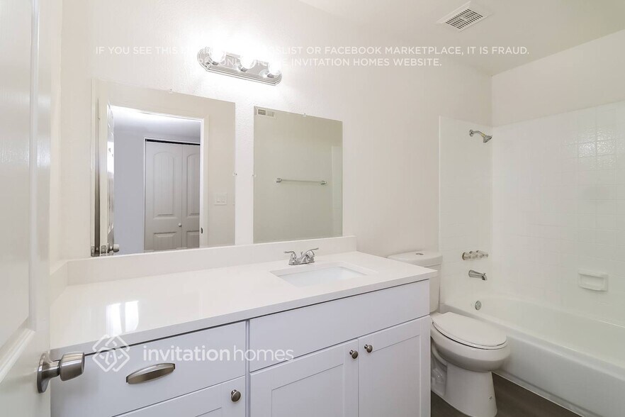 Building Photo - 6142 W Sunnyside Dr