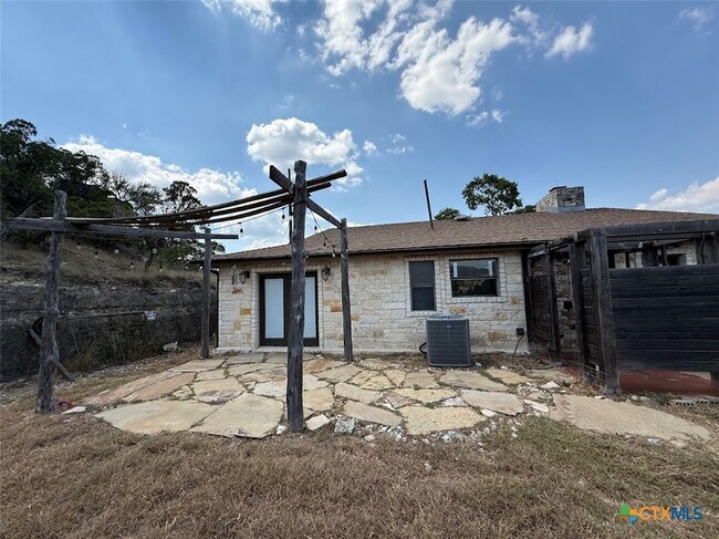 Building Photo - 901 Madrona Dr