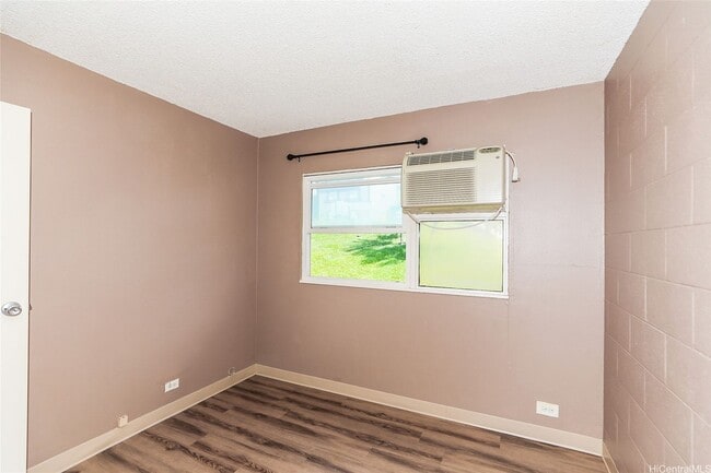 Building Photo - Lovely 2 bedroom 1 bath, with 1 open parking