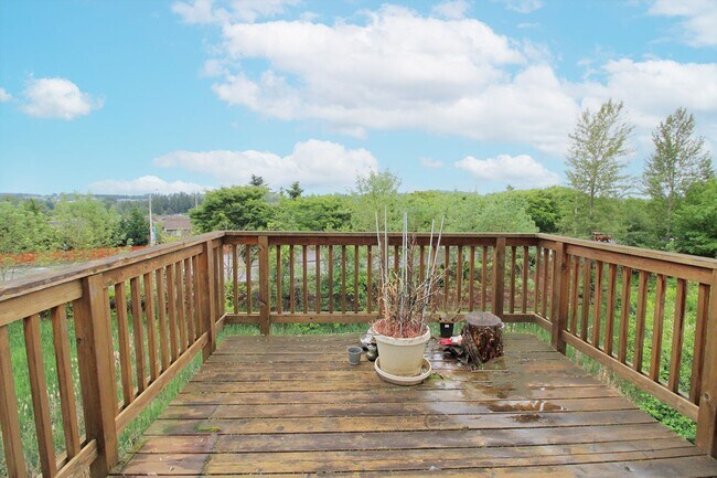 Building Photo - 3 Bedroom Luxury Townhouse in Beautiful Happy Valley