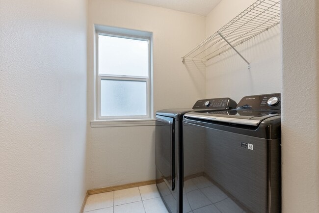 Building Photo - Beautiful 4bed/2.5bath home