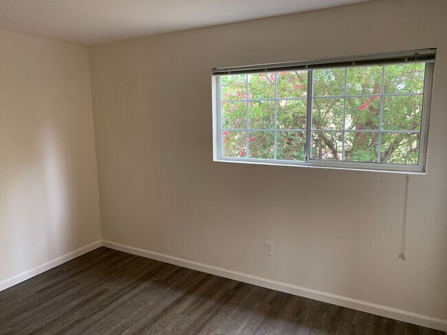 Building Photo - End Unit 2 bedroom, 2 bath Townhouse