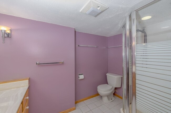 Building Photo - Large Single Family Home for Rent!