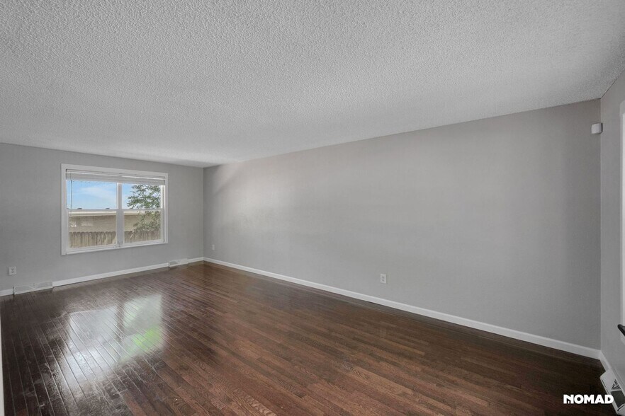 Building Photo - 3891 E Long Ct