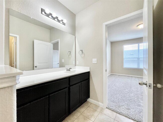 Building Photo - 415 Crater Lake Dr
