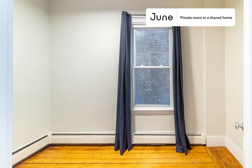 Building Photo - Private bedroom in 4 bed/1 bath Home