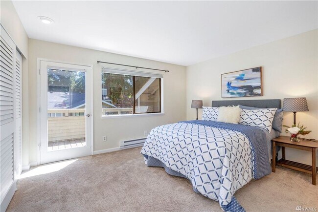 Building Photo - Charming 2 Bed 2 Bath Condo in Sought After Redmond
