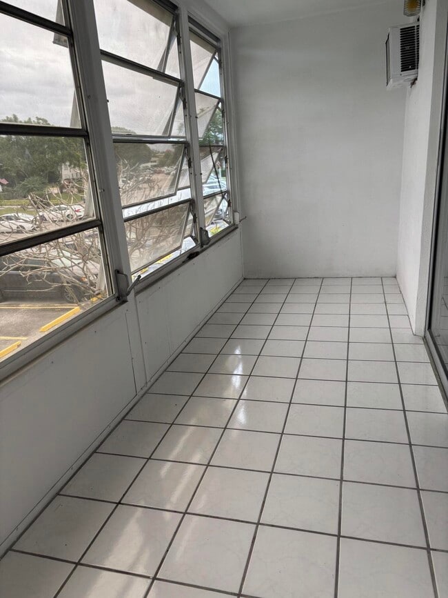 Building Photo - 106 Windsor E