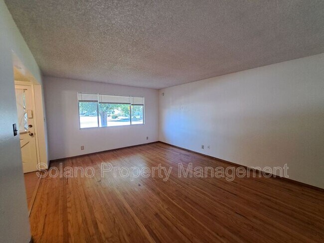 Building Photo - 2519 Heather Dr