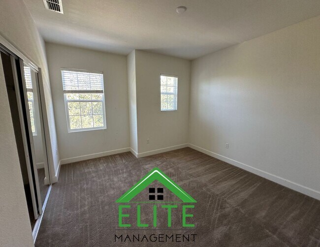 Building Photo - Spacious and Stylish 4-Bedroom Home in Des...
