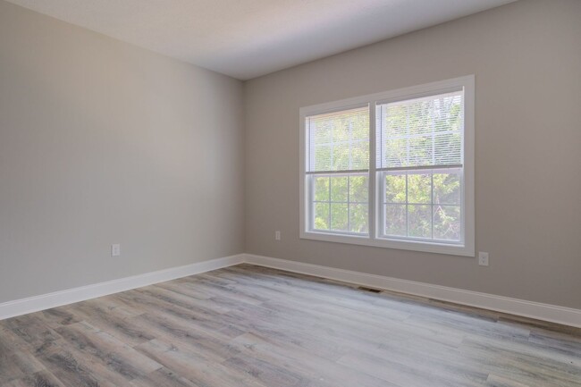 Building Photo - Oak Tree Townhome | 3 Bed 2 Bath | End Uni...