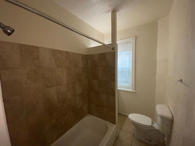 Building Photo - 3 Bedroom w/ Skylight and Stainless Steel