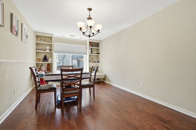 Building Photo - 1721 Chestwood Dr