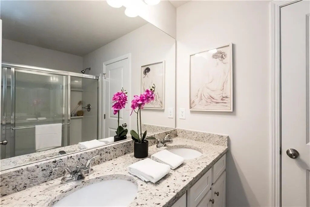 Building Photo - Room in Townhome on Shaffer Ct