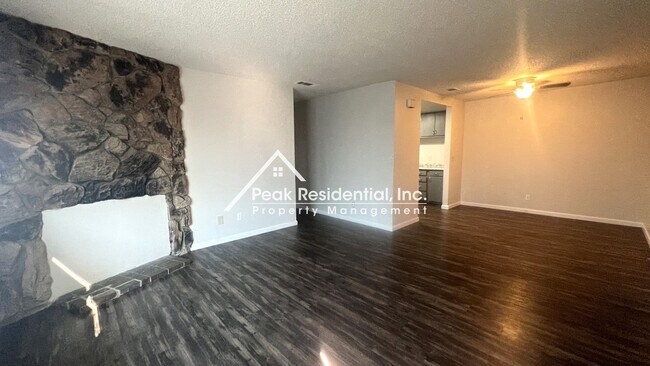 Building Photo - Charming Galt 2bd/2ba Duplex with 2 Car Ga...