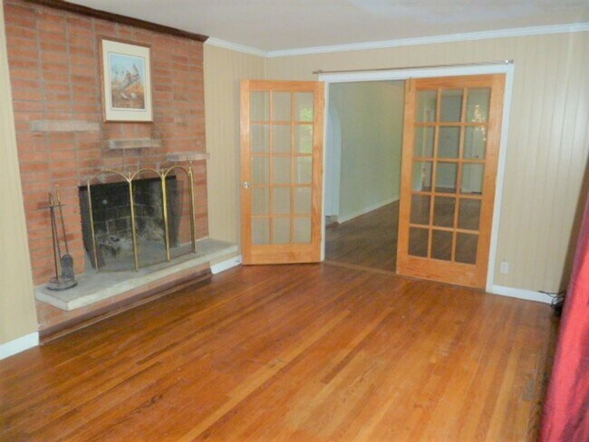 Building Photo - Large Duplex home with giant deck, parking, in quiet neighborhood, Available in June