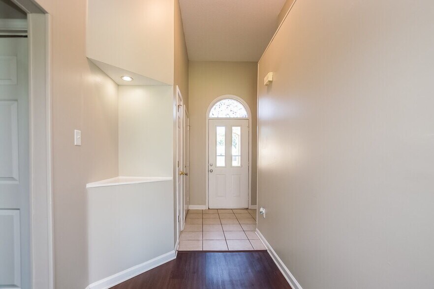 Building Photo - 10909 Lexington Dr