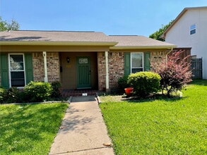 Building Photo - Walk to Campus from This Spacious 3BR/2BA Home (Shared Housing)