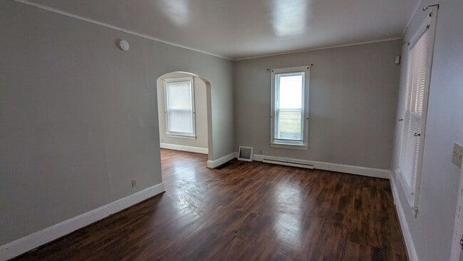 Building Photo - Charming 3-bedroom, 1.5-bathrooms home located in the heart of Akron