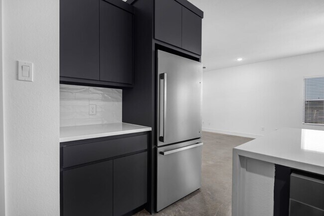 Building Photo - NOW LEASING!  4 bed, 4.5 bath modern home