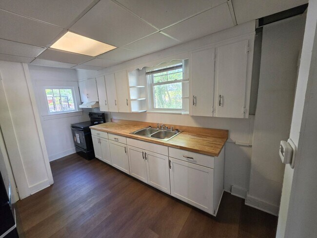 Building Photo - 3 br 1 bath house