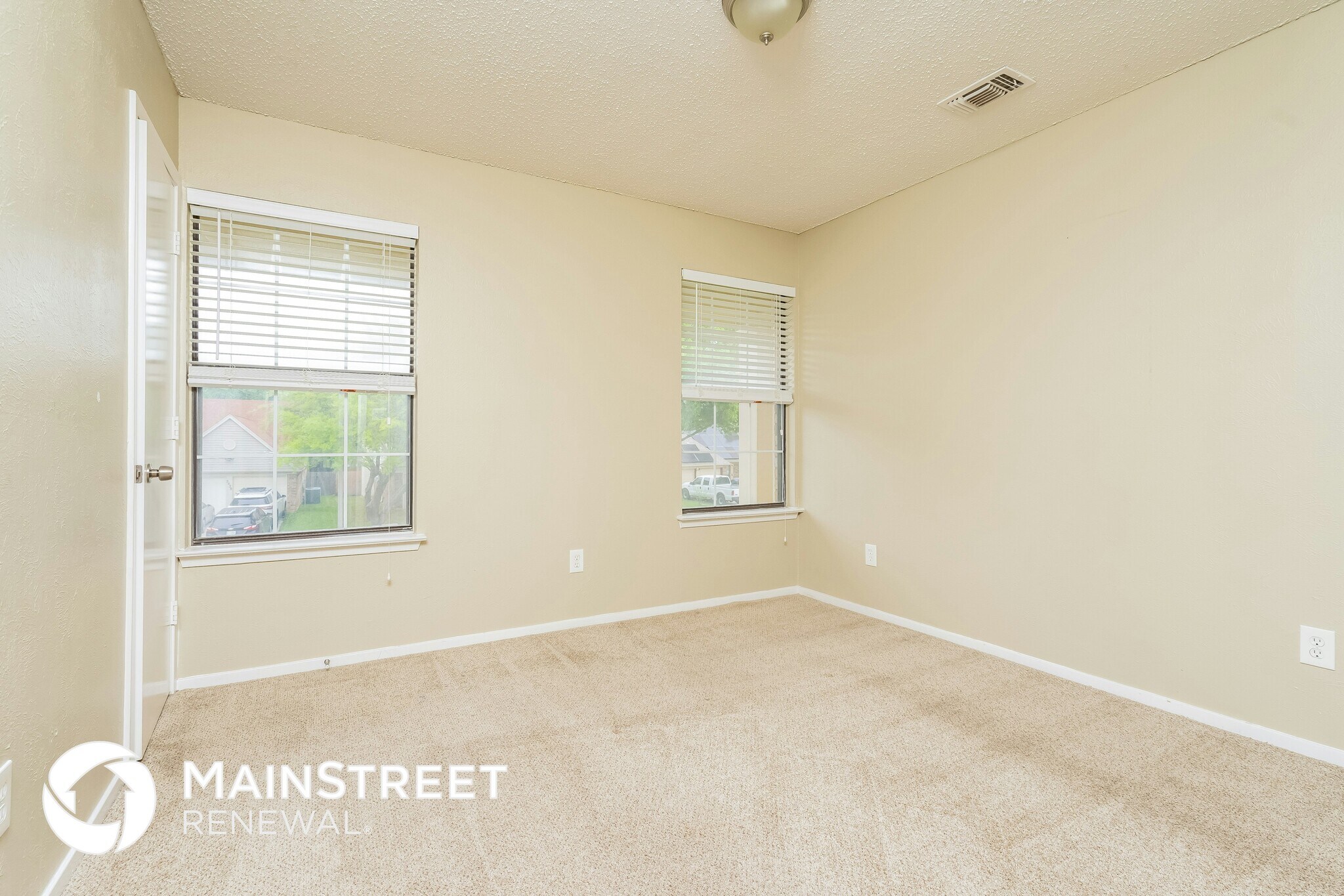 Building Photo - 2437 Channing Dr