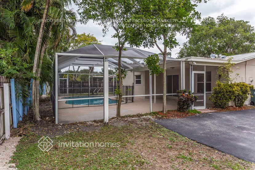 Building Photo - 1000 NW 93rd Terrace
