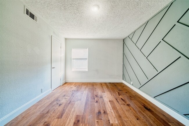 Building Photo - 4913 W 43rd St