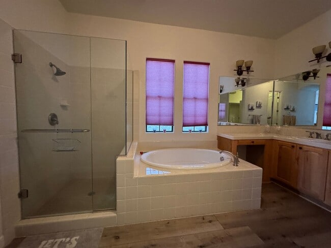 Building Photo - 3111 Esmeralda Dr