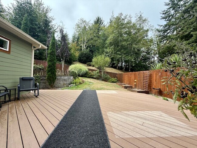 Building Photo - Beautiful Custom Built 3 bed/2.5 bath Home