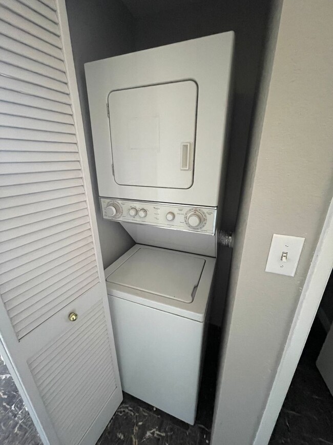 Building Photo - San Francisco furnished, High-floor studio...