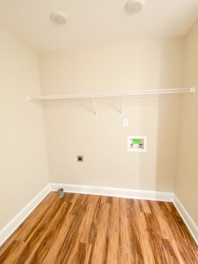 Building Photo - 102 Meadow Ln