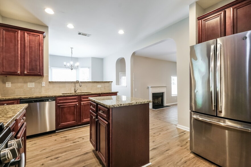 Building Photo - 4940 Hopewell Manor Dr