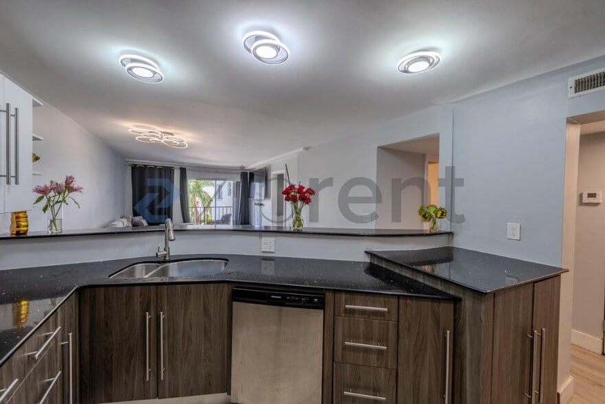 Building Photo - Unit 505