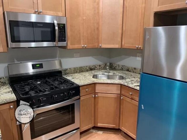 Building Photo - 5207 W Belmont Ave