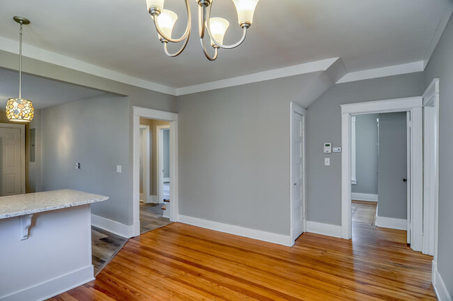 Building Photo - East Nashville Cottage!