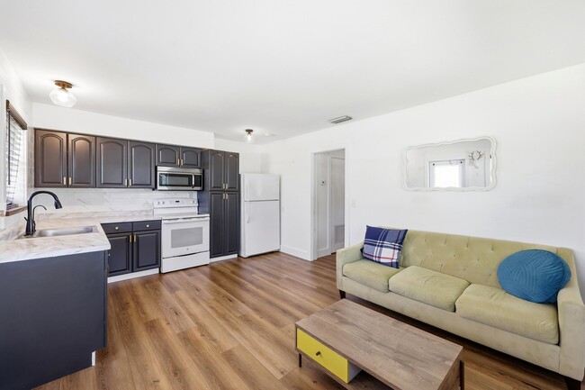 Building Photo - 2708 Hinda Rd