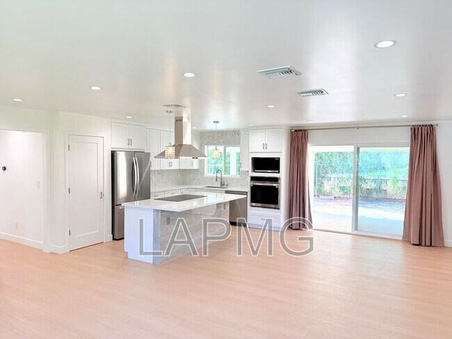 Building Photo - 10839 Fellows Ave