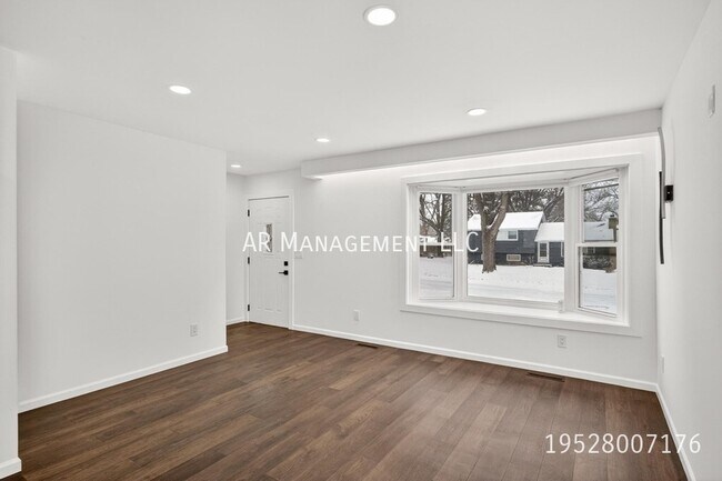 Building Photo - 10920 Oak Knoll Terrace N