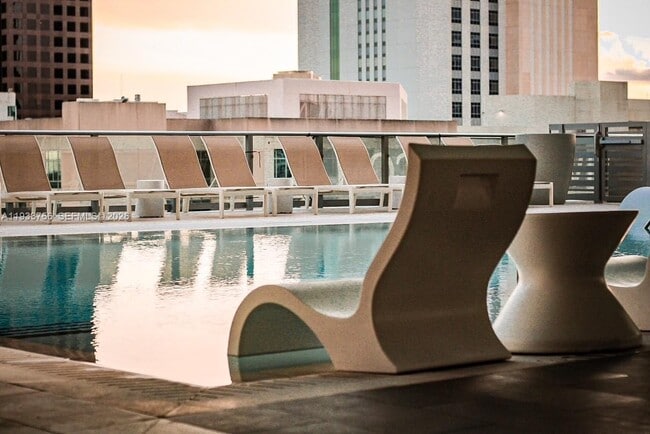 Building Photo - 333 N New River Dr E