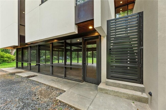 Building Photo - 2105 Fairhaven Cir NE