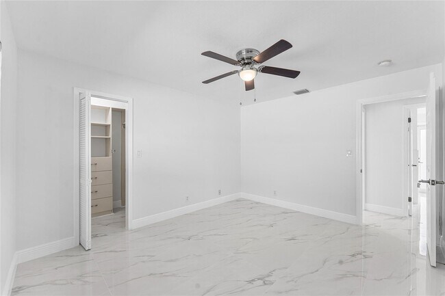 Building Photo - 2443 NE 26th St