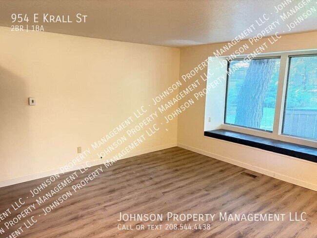 Building Photo - 954 E Krall St