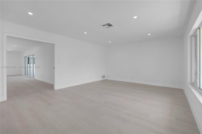 Building Photo - 9125 SE Karin St