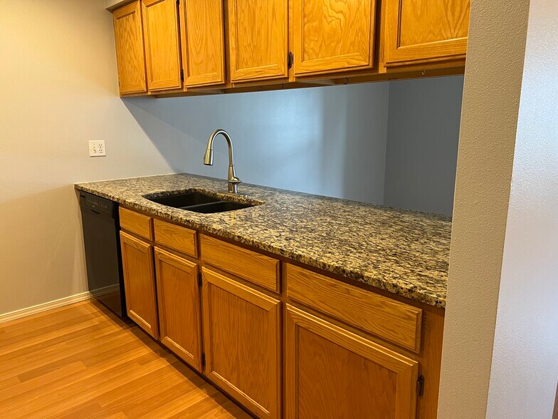 Building Photo - 8207 N Ridgewood Dr