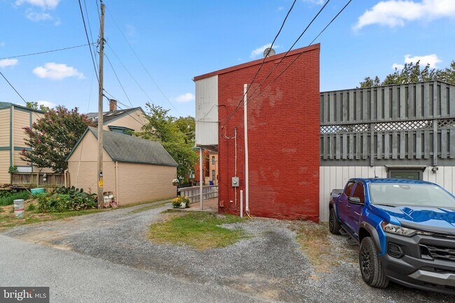 Building Photo - 15 E 4th St