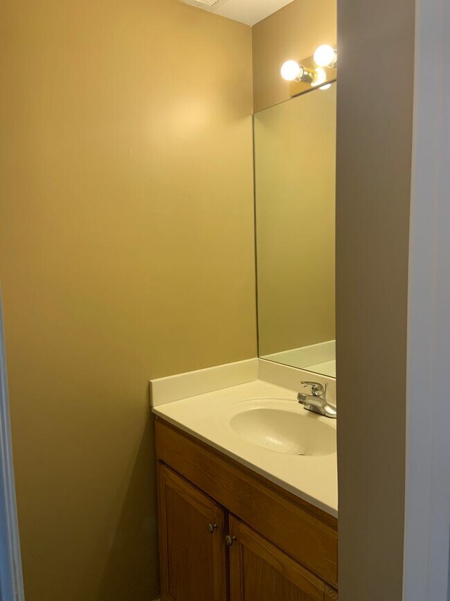 Building Photo - 2 bedroom townhome in Chelsea Commons